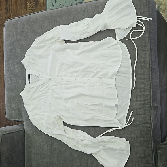 decker Tops - 💥50% sale💥Decker white Burton down blouse M #c171